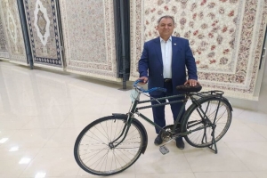 عزیز بکتاشی بکتاش، رئیس هیئت مدیره فرش افشار زرینه و ستاره افشار: تعهدات ارزی در مسیر صادرات مشکل‌تراشی می‌کند